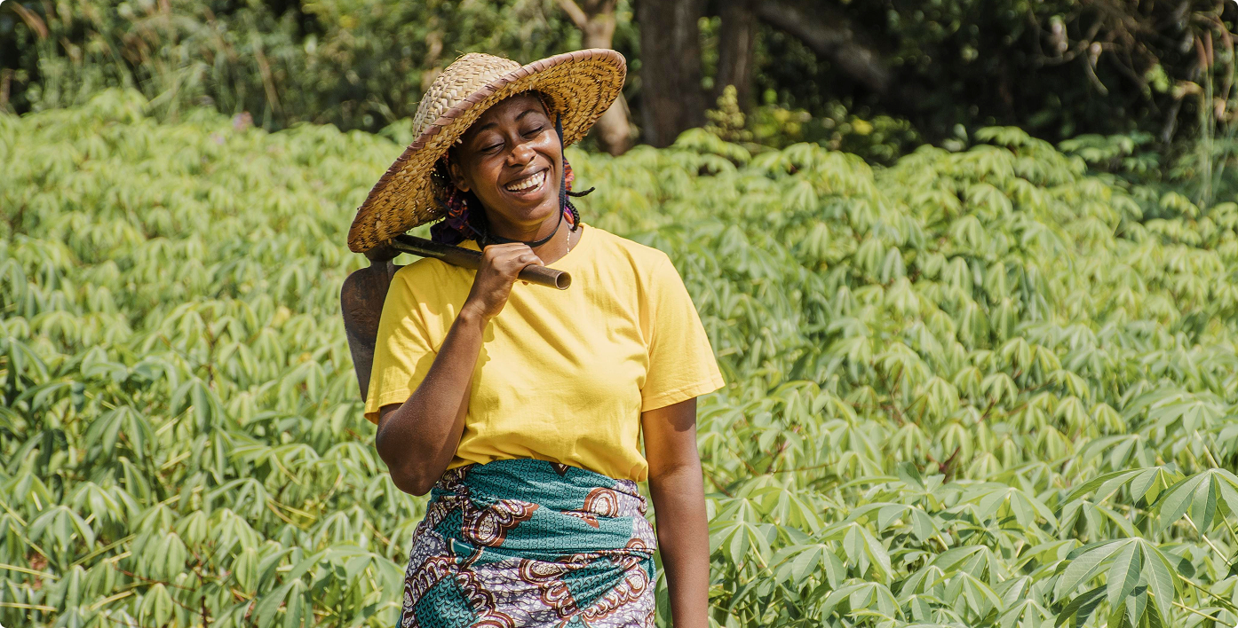 Femme agricultrice souriante